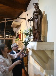 Foto de la galería: Una boda religiosa en la Iglesia Santos Mártires coronó la historia de amor de Luciana y Hugo