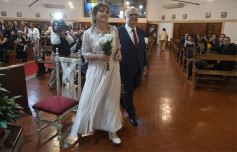 Foto de la galería: Una boda religiosa en la Iglesia Santos Mártires coronó la historia de amor de Luciana y Hugo