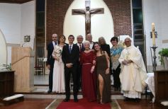 Foto de la galería: Una boda religiosa en la Iglesia Santos Mártires coronó la historia de amor de Luciana y Hugo