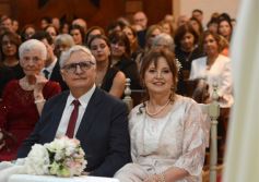 Foto de la galería: Una boda religiosa en la Iglesia Santos Mártires coronó la historia de amor de Luciana y Hugo