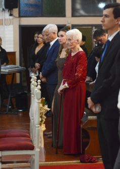 Foto de la galería: Una boda religiosa en la Iglesia Santos Mártires coronó la historia de amor de Luciana y Hugo