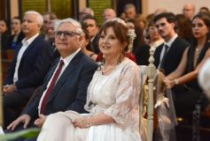 Foto de la galería: Una boda religiosa en la Iglesia Santos Mártires coronó la historia de amor de Luciana y Hugo