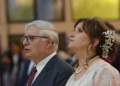 Foto de la galería: Una boda religiosa en la Iglesia Santos Mártires coronó la historia de amor de Luciana y Hugo