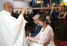Foto de la galería: Una boda religiosa en la Iglesia Santos Mártires coronó la historia de amor de Luciana y Hugo