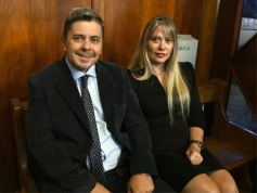 Foto de la galería: Una boda religiosa en la Iglesia Santos Mártires coronó la historia de amor de Luciana y Hugo