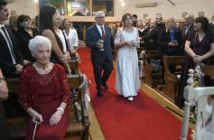 Foto de la galería: Una boda religiosa en la Iglesia Santos Mártires coronó la historia de amor de Luciana y Hugo