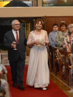Foto de la galería: Una boda religiosa en la Iglesia Santos Mártires coronó la historia de amor de Luciana y Hugo