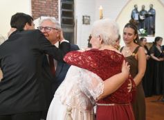 Foto de la galería: Una boda religiosa en la Iglesia Santos Mártires coronó la historia de amor de Luciana y Hugo