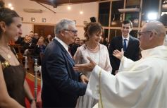 Foto de la galería: Una boda religiosa en la Iglesia Santos Mártires coronó la historia de amor de Luciana y Hugo