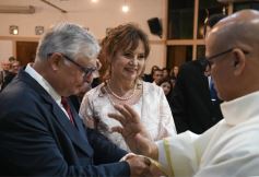 Foto de la galería: Una boda religiosa en la Iglesia Santos Mártires coronó la historia de amor de Luciana y Hugo