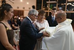 Foto de la galería: Una boda religiosa en la Iglesia Santos Mártires coronó la historia de amor de Luciana y Hugo