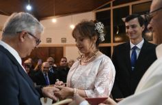 Foto de la galería: Una boda religiosa en la Iglesia Santos Mártires coronó la historia de amor de Luciana y Hugo