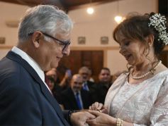 Foto de la galería: Una boda religiosa en la Iglesia Santos Mártires coronó la historia de amor de Luciana y Hugo
