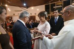 Foto de la galería: Una boda religiosa en la Iglesia Santos Mártires coronó la historia de amor de Luciana y Hugo