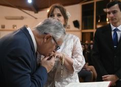Foto de la galería: Una boda religiosa en la Iglesia Santos Mártires coronó la historia de amor de Luciana y Hugo