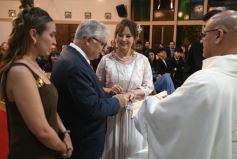 Foto de la galería: Una boda religiosa en la Iglesia Santos Mártires coronó la historia de amor de Luciana y Hugo