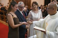 Foto de la galería: Una boda religiosa en la Iglesia Santos Mártires coronó la historia de amor de Luciana y Hugo