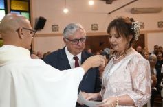 Foto de la galería: Una boda religiosa en la Iglesia Santos Mártires coronó la historia de amor de Luciana y Hugo