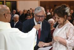 Foto de la galería: Una boda religiosa en la Iglesia Santos Mártires coronó la historia de amor de Luciana y Hugo