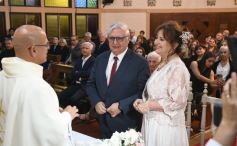 Foto de la galería: Una boda religiosa en la Iglesia Santos Mártires coronó la historia de amor de Luciana y Hugo