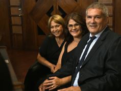 Foto de la galería: Una boda religiosa en la Iglesia Santos Mártires coronó la historia de amor de Luciana y Hugo