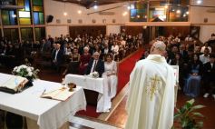 Foto de la galería: Una boda religiosa en la Iglesia Santos Mártires coronó la historia de amor de Luciana y Hugo