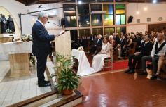 Foto de la galería: Una boda religiosa en la Iglesia Santos Mártires coronó la historia de amor de Luciana y Hugo