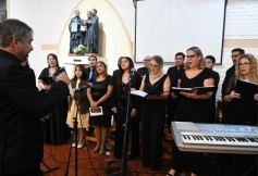 Foto de la galería: Una boda religiosa en la Iglesia Santos Mártires coronó la historia de amor de Luciana y Hugo