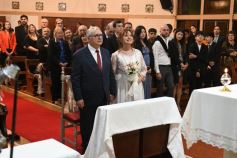 Foto de la galería: Una boda religiosa en la Iglesia Santos Mártires coronó la historia de amor de Luciana y Hugo