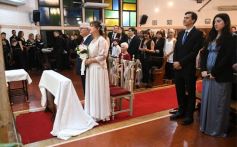 Foto de la galería: Una boda religiosa en la Iglesia Santos Mártires coronó la historia de amor de Luciana y Hugo