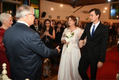 Foto de la galería: Una boda religiosa en la Iglesia Santos Mártires coronó la historia de amor de Luciana y Hugo
