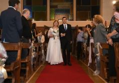 Foto de la galería: Una boda religiosa en la Iglesia Santos Mártires coronó la historia de amor de Luciana y Hugo