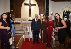 Foto de la galería: Una boda religiosa en la Iglesia Santos Mártires coronó la historia de amor de Luciana y Hugo