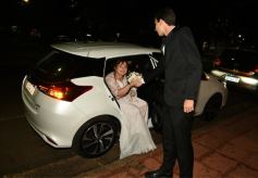 Foto de la galería: Una boda religiosa en la Iglesia Santos Mártires coronó la historia de amor de Luciana y Hugo