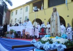 Foto de la galería: Miles de peregrinos llegaron hasta el santuario de Fátima con fe y devoción 