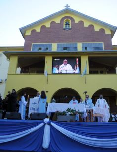 Foto de la galería: Miles de peregrinos llegaron hasta el santuario de Fátima con fe y devoción 