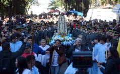 Foto de la galería: Miles de peregrinos llegaron hasta el santuario de Fátima con fe y devoción 