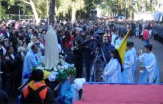 Foto de la galería: Miles de peregrinos llegaron hasta el santuario de Fátima con fe y devoción 