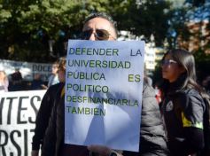 Foto de la galería: En Posadas miles de personas marcharon para exigir la Ley de Financiamiento Universitario