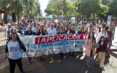 Foto de la galería: En Posadas miles de personas marcharon para exigir la Ley de Financiamiento Universitario