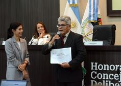 Foto de la galería: Reconocimientos de Interés Municipal para la obra de Juan Ramón Fariña y Cascos Azules 