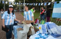Foto de la galería: El clima mundialista se disfrutó en el Parque Paraguayo con juegos, kermés y entretenimientos 