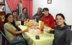 Foto de la galería: Recorrida por comercios posadeños y festejo de cumpleaños de Juan Ramón Fariña 