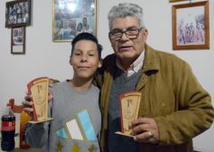 Foto de la galería: Recorrida por comercios posadeños y festejo de cumpleaños de Juan Ramón Fariña 