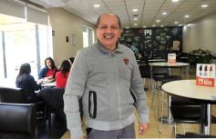 Foto de la galería: Recorrida por comercios posadeños y festejo de cumpleaños de Juan Ramón Fariña 