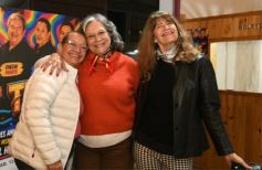 Foto de la galería: "Tres al Hilo", donde la risa funciona como punto de encuentro, identificación y reflexión