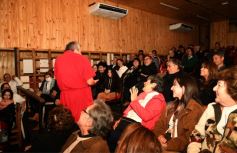Foto de la galería: "Tres al Hilo", donde la risa funciona como punto de encuentro, identificación y reflexión