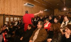 Foto de la galería: "Tres al Hilo", donde la risa funciona como punto de encuentro, identificación y reflexión