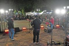 Foto de la galería: "Bandera Solidaria" en la plaza 9 de Julio, festival cultural que reunió donaciones para los más necesitados