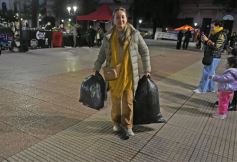 Foto de la galería: "Bandera Solidaria" en la plaza 9 de Julio, festival cultural que reunió donaciones para los más necesitados